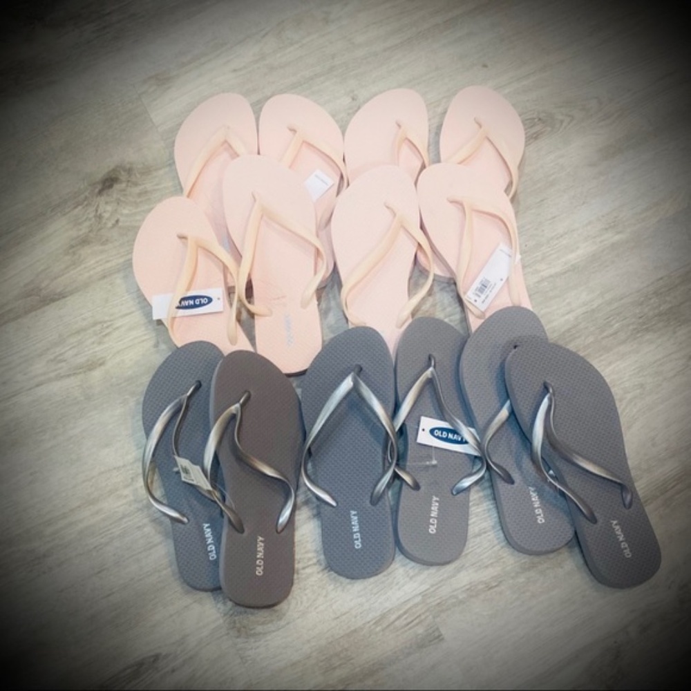 LOT OF 7 PAIRS OLD NAVY FLIP FLOPS. SIZE 6.